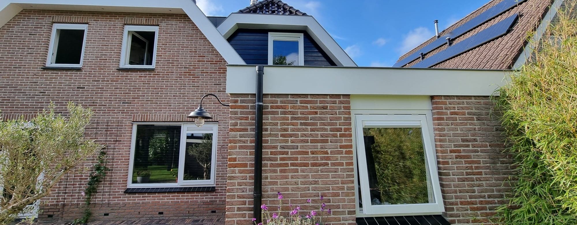 Woning in Oudkarspel met vernieuwde boeidelen en wit geschilderde kozijnen, na het buitenschilderwerk door Van Khader